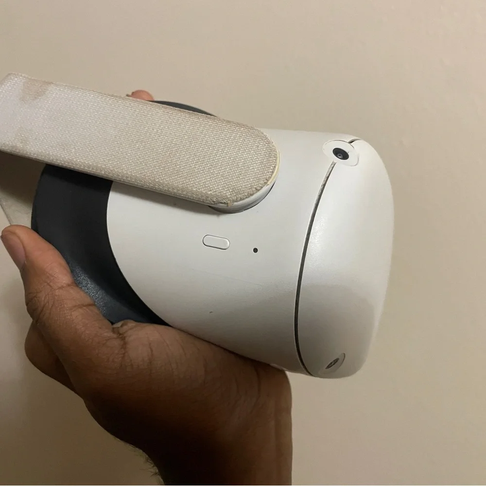 Oculus White VR Headset with Controllers
